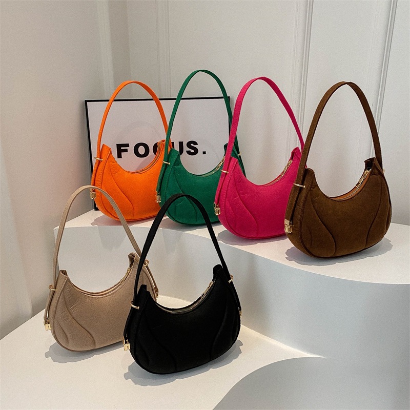 Fashionable solid color embossed underarm baguette bag for women, a new trendy and high-end style, versatile felt dumpling bag Application Scenario