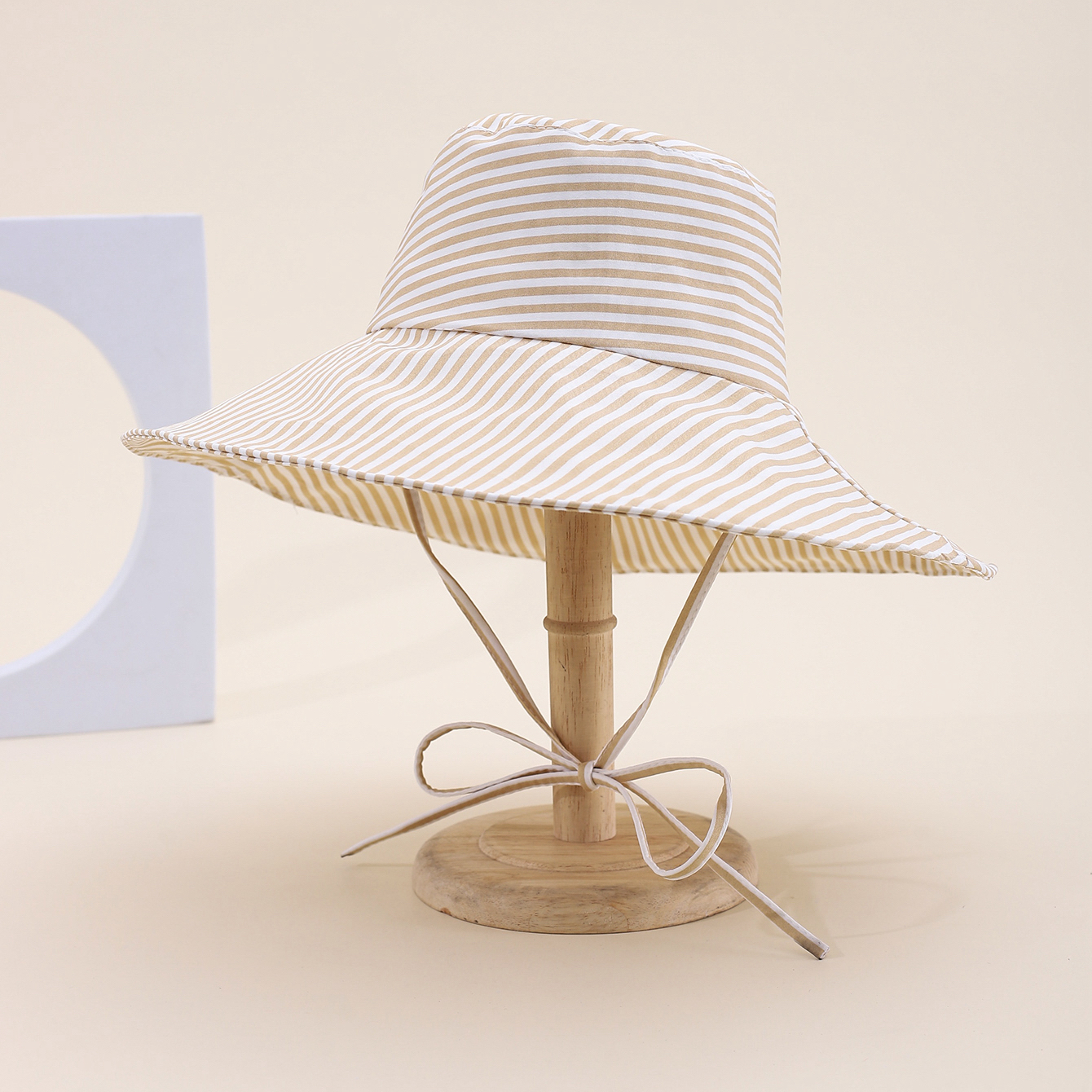 This spring and summer hit Korean-style irregular printed striped hat brim is fashionable, classic and versatile. It can make you look good on your face. It's suitable for small outdoor trips, sun protection, and taking huge photos by the seaside. This adult hat for women comes with a windproof rope Specification drawing