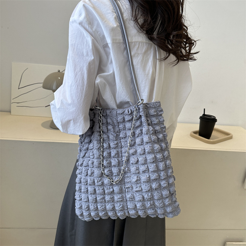 The new Korean-style single-shoulder tote bag for casual large-capacity women in 2025 is fashionable, trendy and simple details Picture