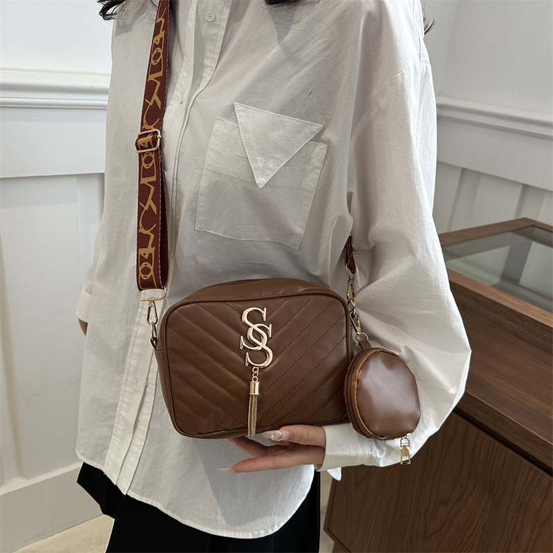 Stylish Korean-style wide shoulder strap single-shoulder bag for women, Spring 2025, niche design camera bag, ins crossbody bag, small square bag Specification drawing