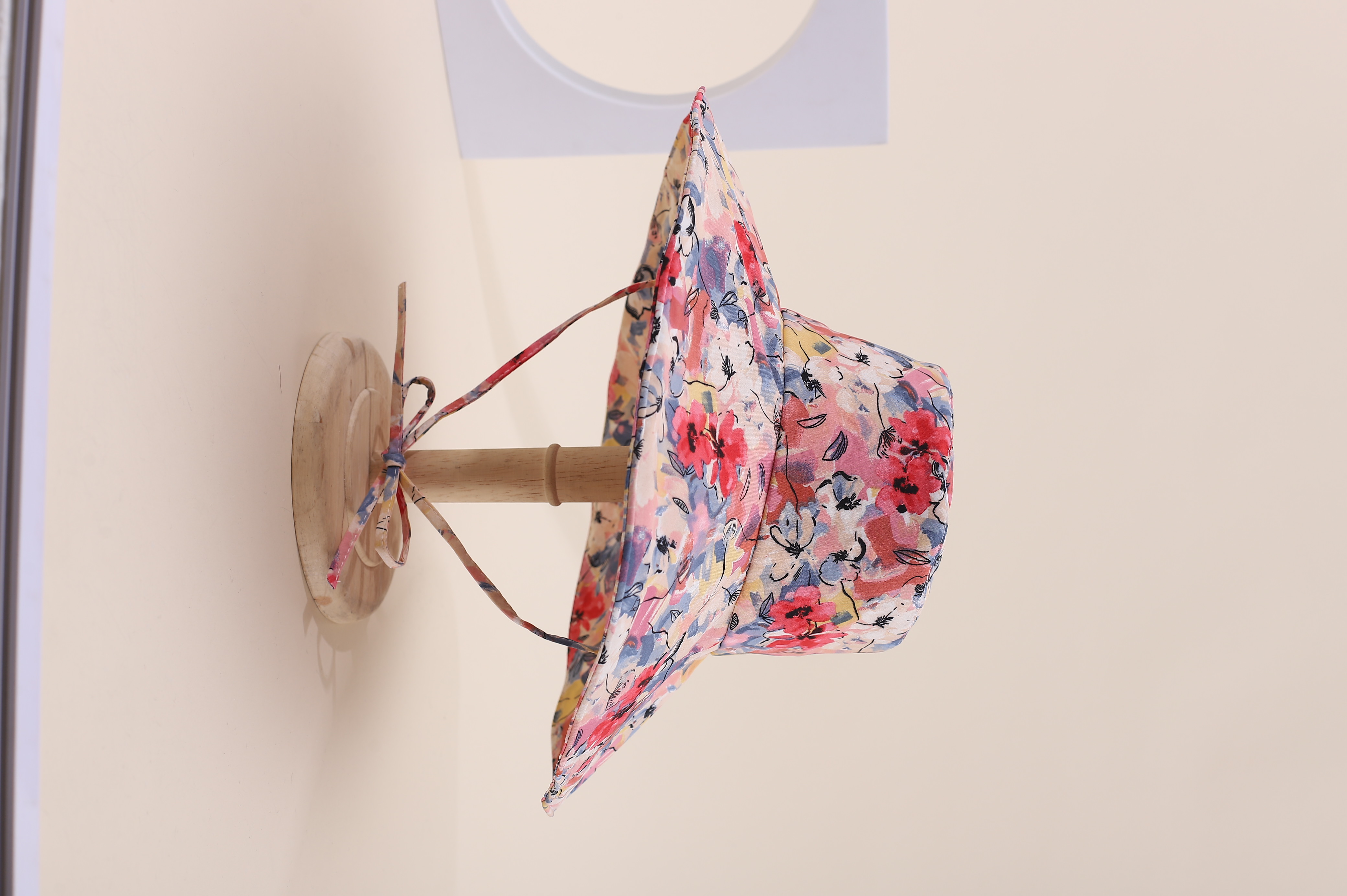 This spring and summer hit Korean-style flower tree gradient irregular graffiti printed large cap brim is fashionable, classic and versatile. It can make your face look good. It's suitable for small outdoor trips, sun protection, and taking photos by the seaside. It's a perfect choice for women and adults Application Scenario