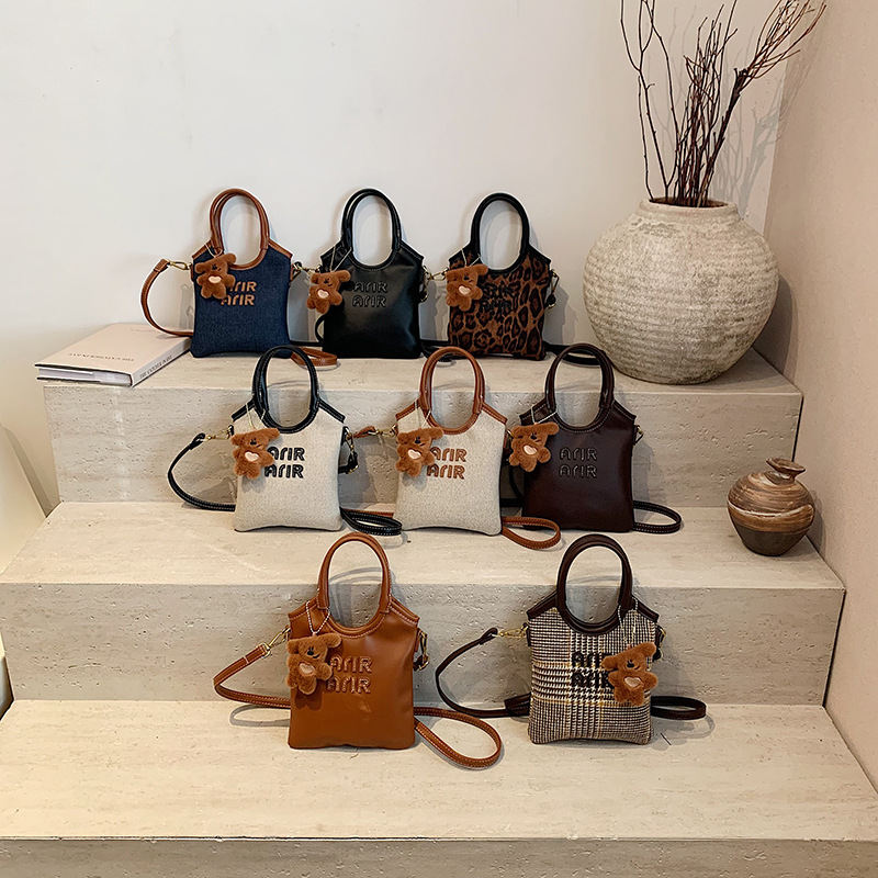 A trendy and stylish leopard print retro hand-held loose change bag for women, a versatile and stylish casual commuting crossbody bag Application Scenario