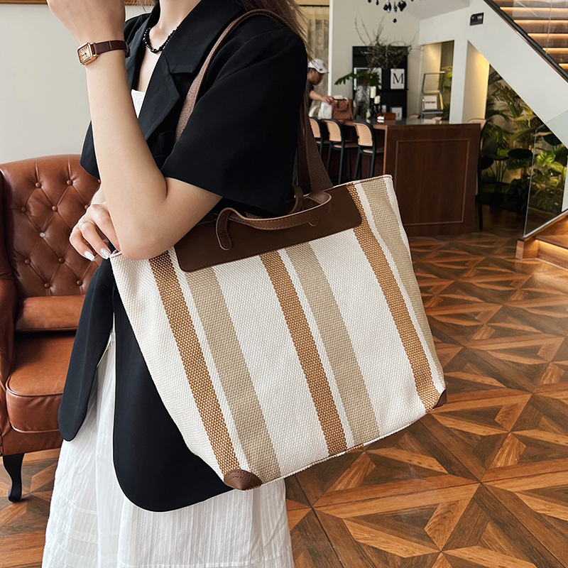 High-end large-capacity commuter bag for women 2025 new style fashionable student class canvas hand-held shoulder tote bag details Picture