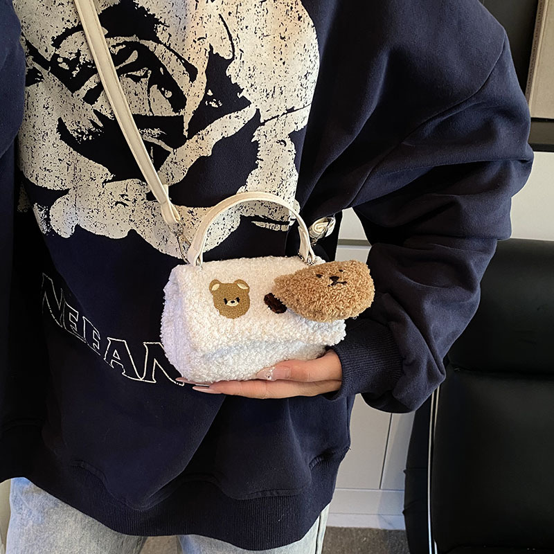 This is a new spring 2025 versatile single-shoulder crossbody bag with a soft and fluffy texture for women details Picture