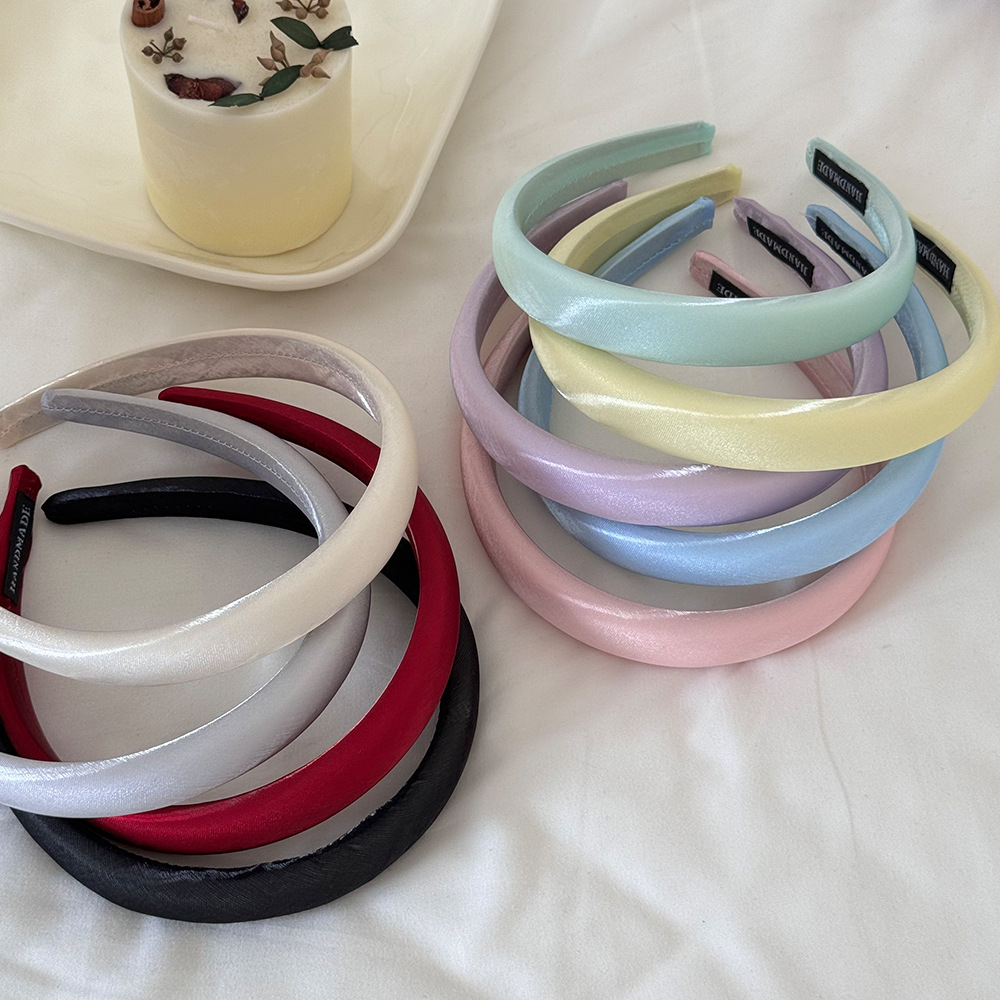 The silk satin high top fabric hair band for women's daily wear, with a high-end Hong Kong-style hairpin, is a niche choice. It can make your face look fairer full figure