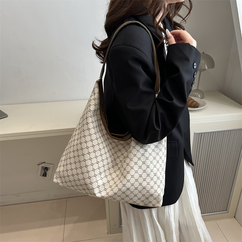 Personalized commuter underarm tote bag 2024 Winter new style, elegant and niche design, single-shoulder hand-carry women's bag Specification drawing