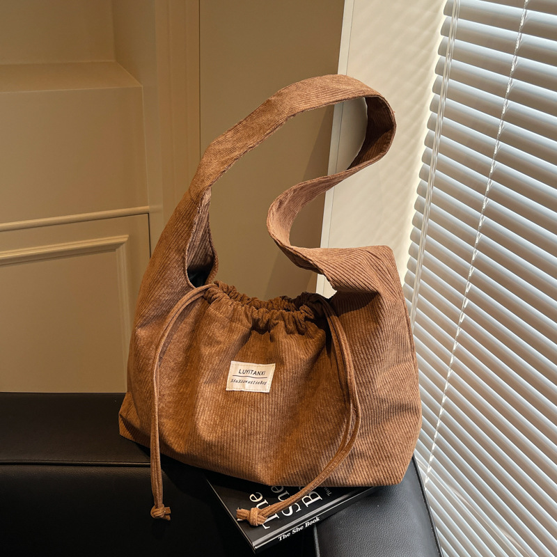 This is a new, trendy, retro, versatile, large-capacity, casual and lightweight single-shoulder bag for women in 2025 full figure