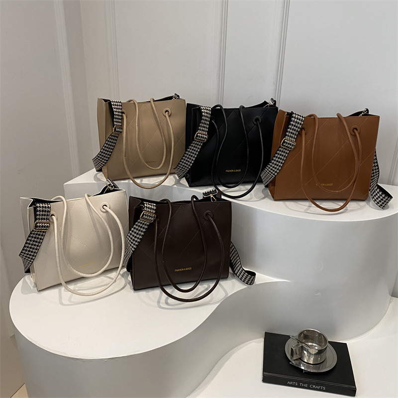 2025 New women's trendy commuting single-shoulder bag, casual and fashionable handbag, Korean-style simple and large-capacity tote bag Application Scenario
