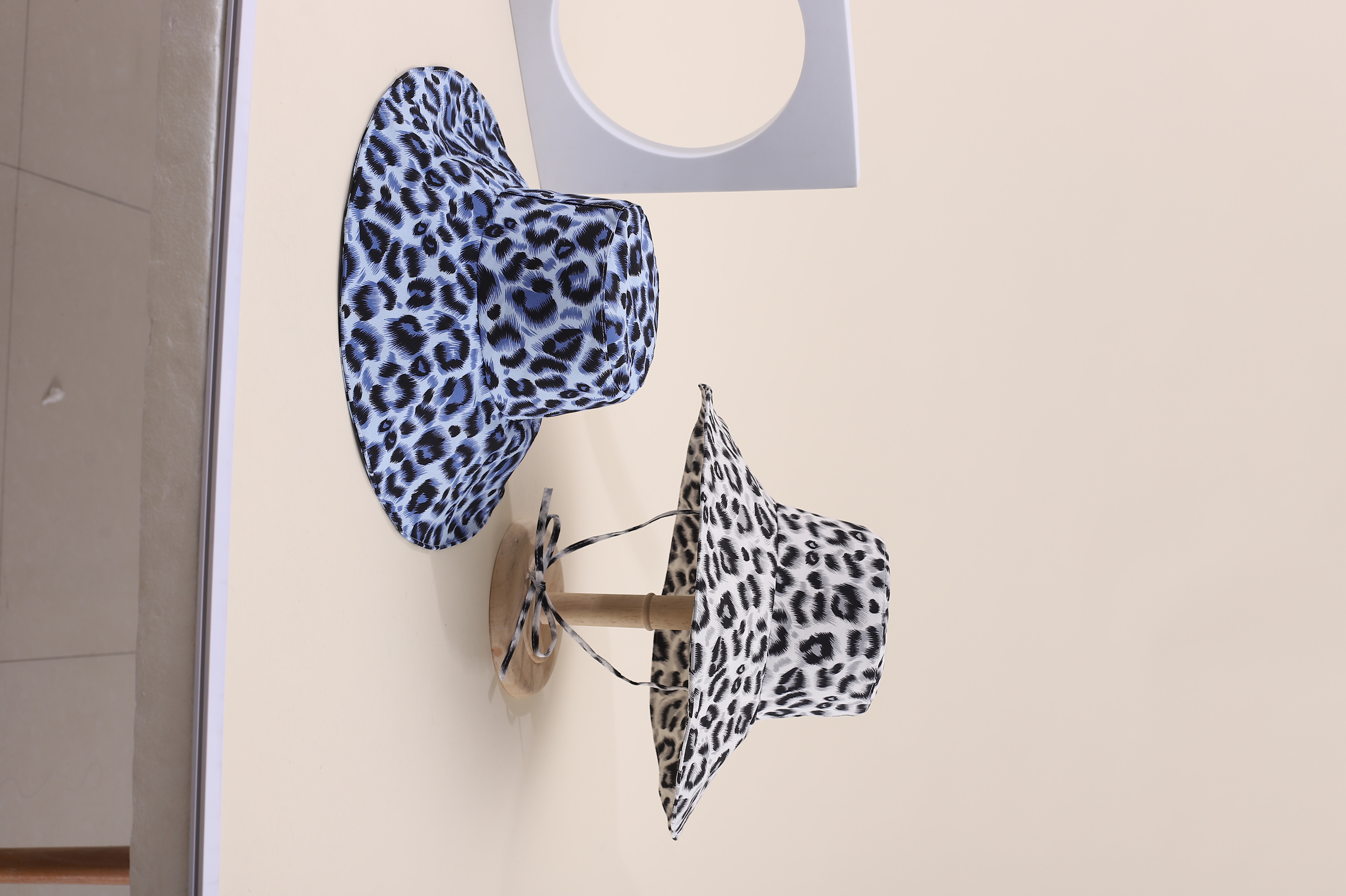 This spring and summer hit Korean-style irregular print leopard print large cap brim is fashionable, classic and versatile. It can make your face look good. It's suitable for outdoor travel, sun protection and a huge photo spot by the seaside. It's a perfect adult cap for women full figure
