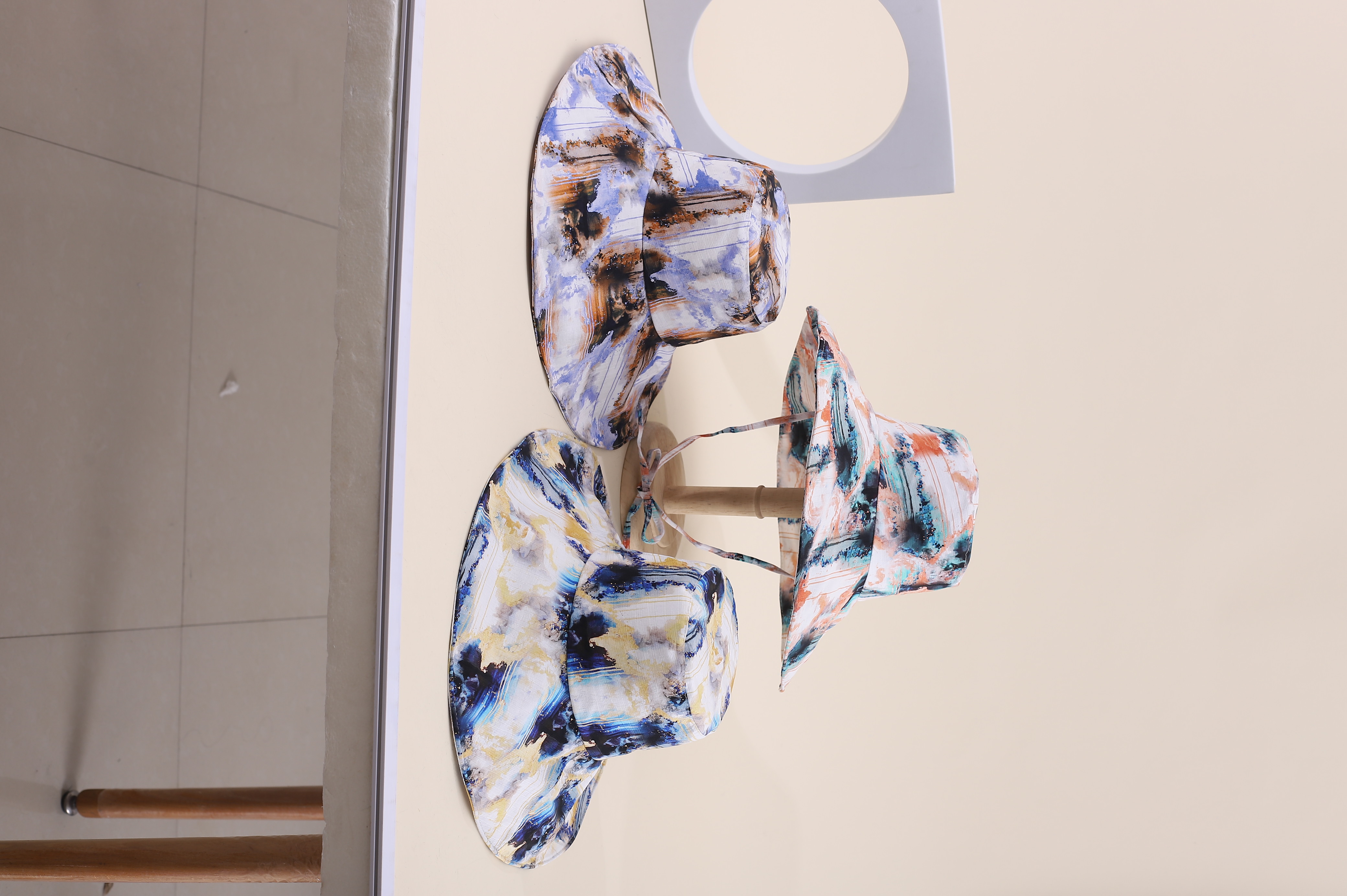 This spring and summer hit Korean-style irregular graffiti tie-dye printed large cap brim is fashionable, classic and versatile. It can make your face look good. It's suitable for small outdoor trips, sun protection, and taking photos by the seaside. This adult cap for women comes with a windproof rope full figure