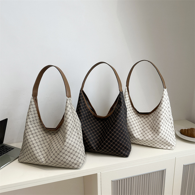 Personalized commuter underarm tote bag 2024 Winter new style, elegant and niche design, single-shoulder hand-carry women's bag Application Scenario