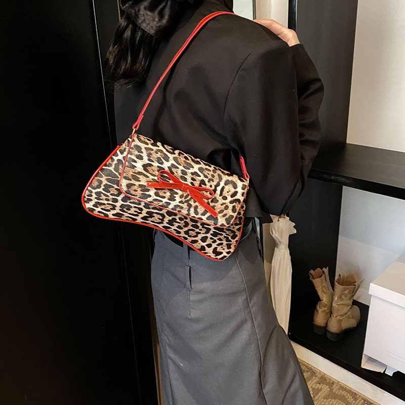A new retro Korean-style leopard print bag with a bow, fashionable PU leather, trendy, individual and stylish single-shoulder underarm bag details Picture