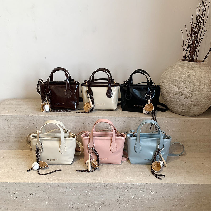 A new, trendy and versatile single-shoulder crossbody bag for women in 2025, a retro hand-held bucket bag Application Scenario