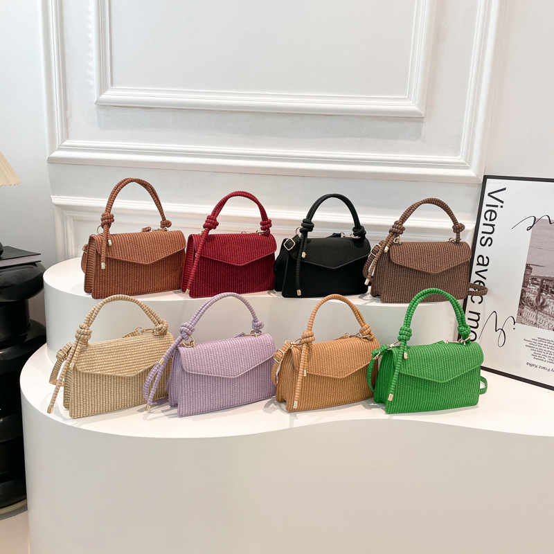 New fashionable solid color single-shoulder bag, casual and simple small square bag, women's 2025 spring handbag, retro crossbody bag Application Scenario