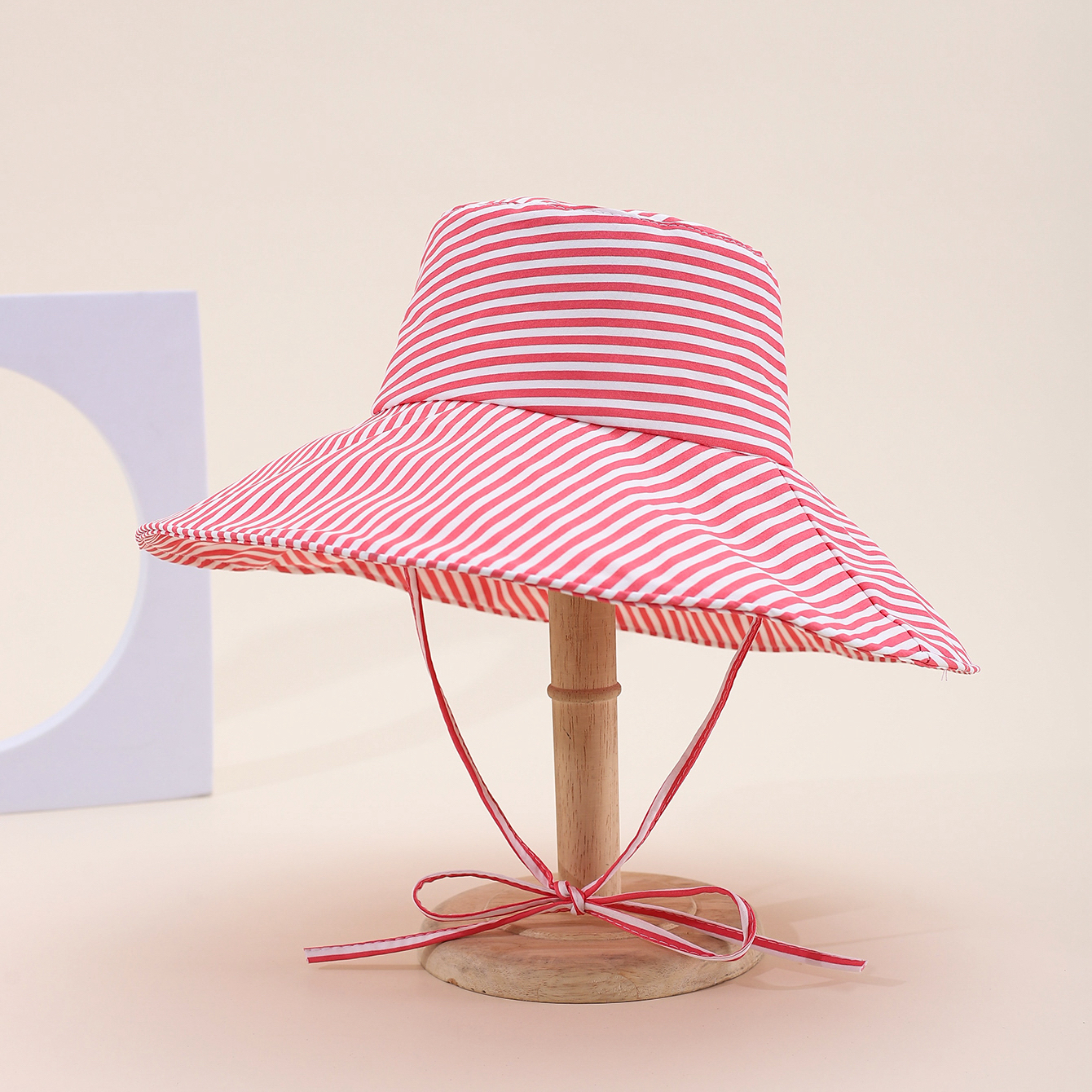 This spring and summer hit Korean-style irregular printed striped hat brim is fashionable, classic and versatile. It can make you look good on your face. It's suitable for small outdoor trips, sun protection, and taking huge photos by the seaside. This adult hat for women comes with a windproof rope Application Scenario