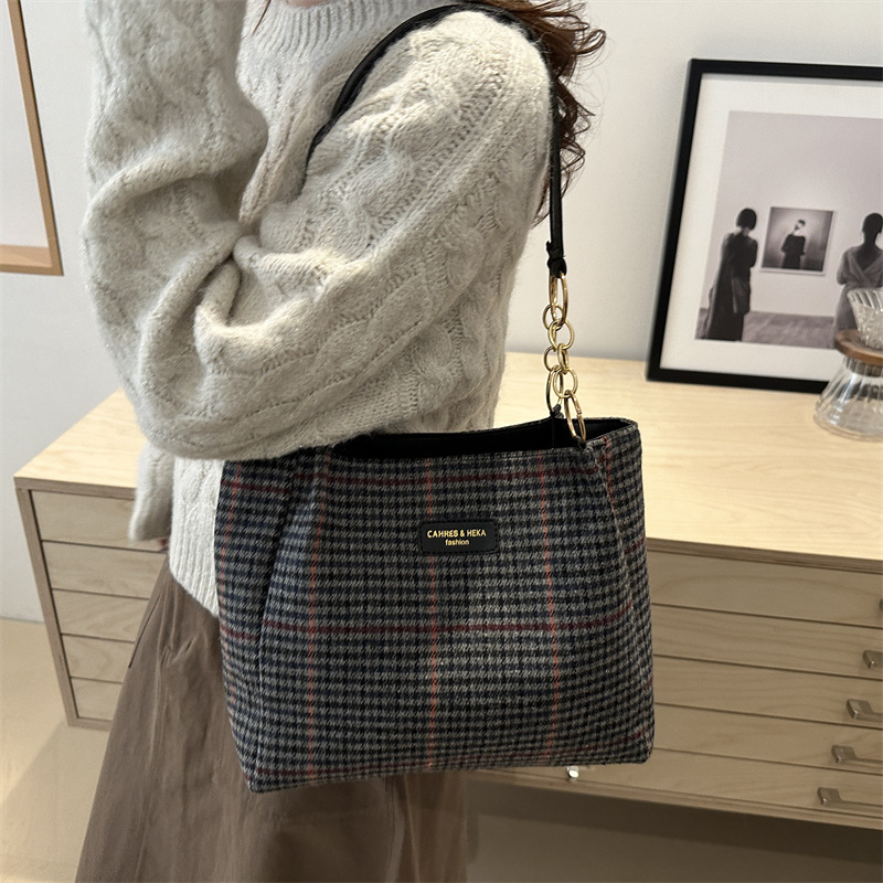 2025 Checkered large-capacity casual single-shoulder bag, simple and artistic, with a sense of design for class commuting and a unique underarm tote bag Specification drawing
