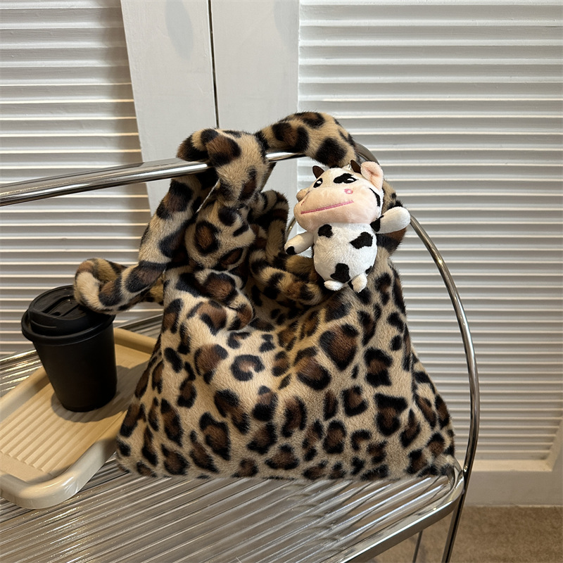 This year's trendy spring single-shoulder bag, a stylish and casual large-capacity crossbody bag made of women's plush and lambskin full figure