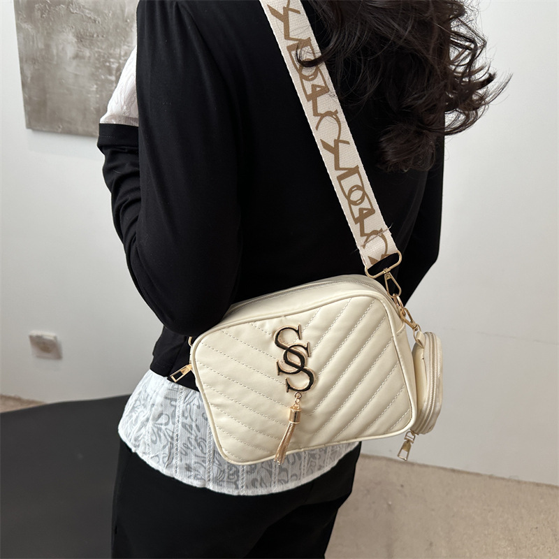 Stylish Korean-style wide shoulder strap single-shoulder bag for women, Spring 2025, niche design camera bag, ins crossbody bag, small square bag details Picture
