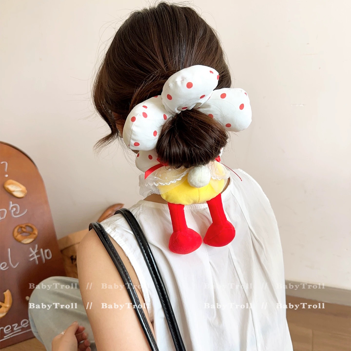 Mickey Mouse bottom flower large intestine hair band, cute Mickey Mouse bun hairstyle, hair band, hair flower, hair tie, hair accessory Application Scenario