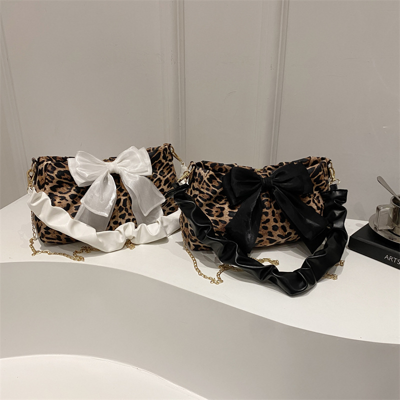 This year, a retro women's bag with a niche design is in vogue. It's a versatile, Instagram-chic single-shoulder crossbody bag for the spring of 2025 Application Scenario