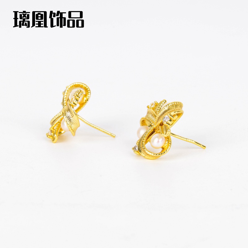 Lihuang Accessories: European and American non-fading titanium steel earrings, women's gold, niche, light luxury, fashionable and high-end earring wholesale Item Picture