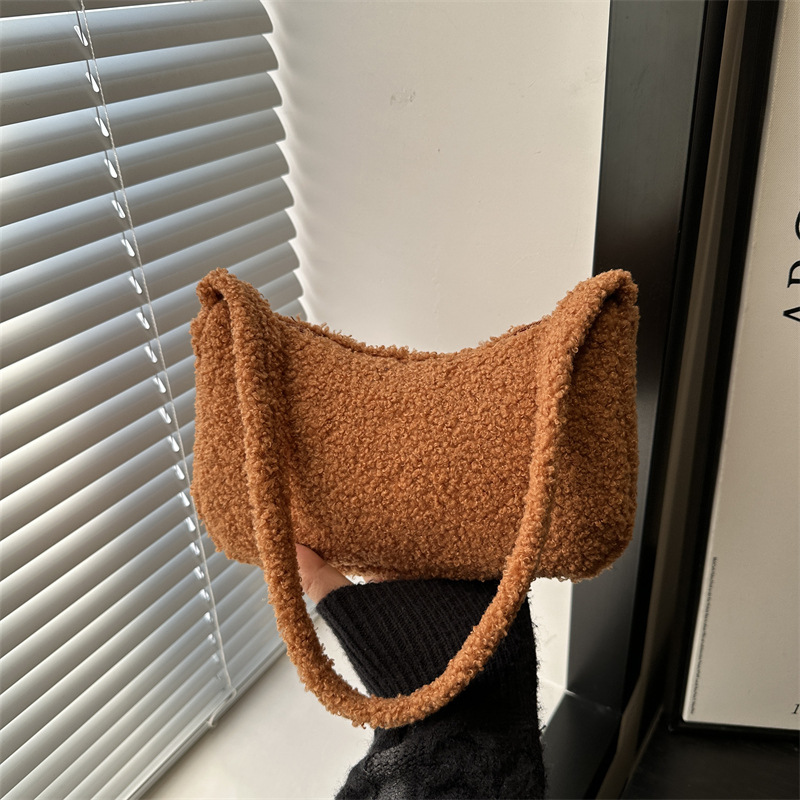 A new spring Korean style fashionable and individualistic ins underarm bag with a large capacity of plush, soft and soft single-shoulder crossbody bag for student girls full figure