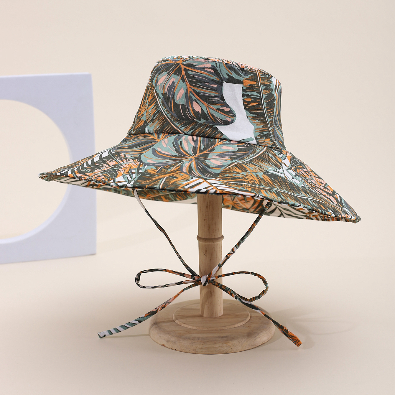 This spring and summer hit Korean-style large leaf irregular print leopard print hat brim is fashionable, classic and versatile. It can make you look good on your face. It's suitable for small outdoor trips, sun protection, and taking photos by the seaside. This adult hat for women comes with a windproof rope details Picture