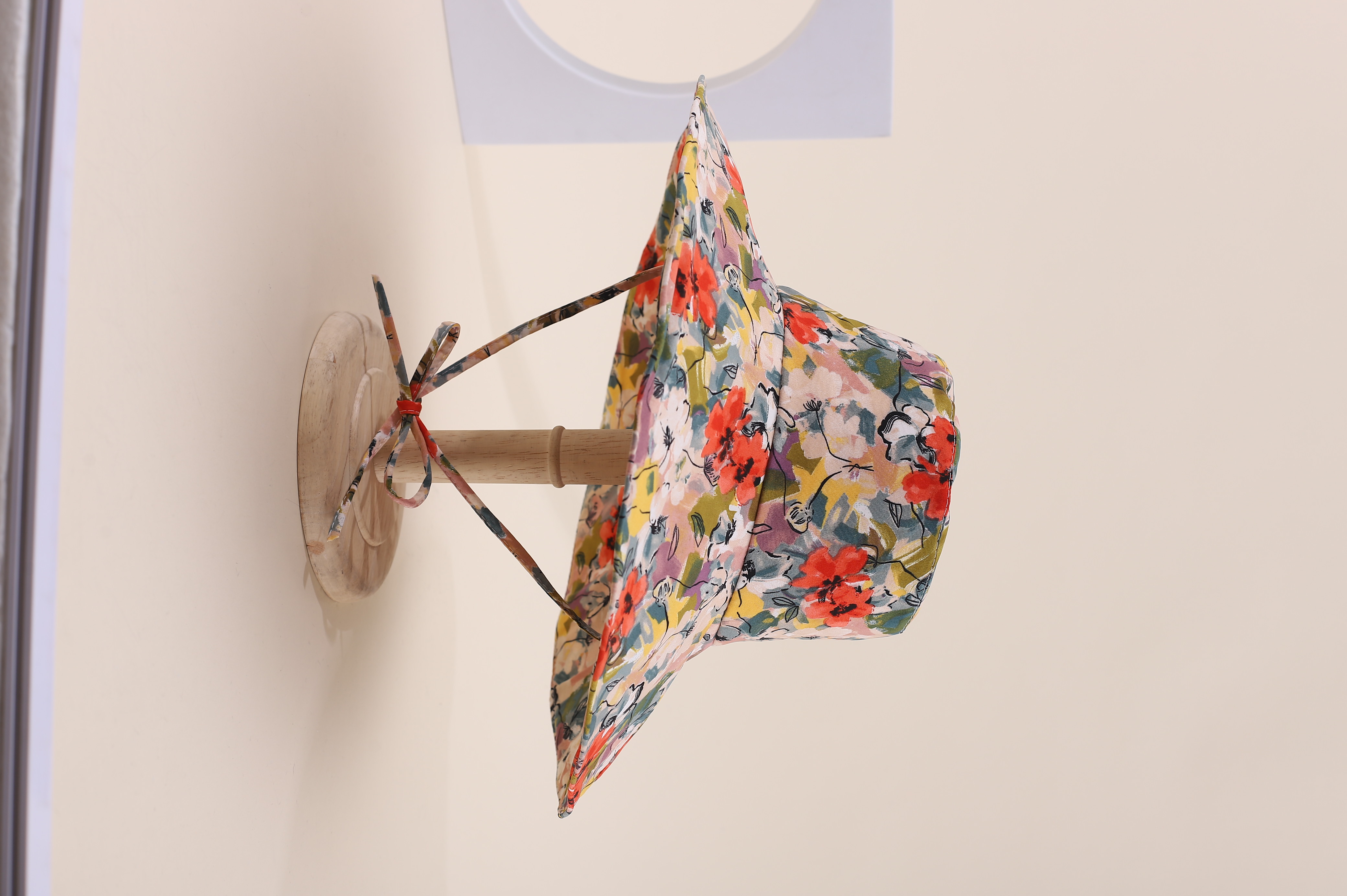 This spring and summer hit Korean-style flower tree gradient irregular graffiti printed large cap brim is fashionable, classic and versatile. It can make your face look good. It's suitable for small outdoor trips, sun protection, and taking photos by the seaside. It's a perfect choice for women and adults Specification drawing