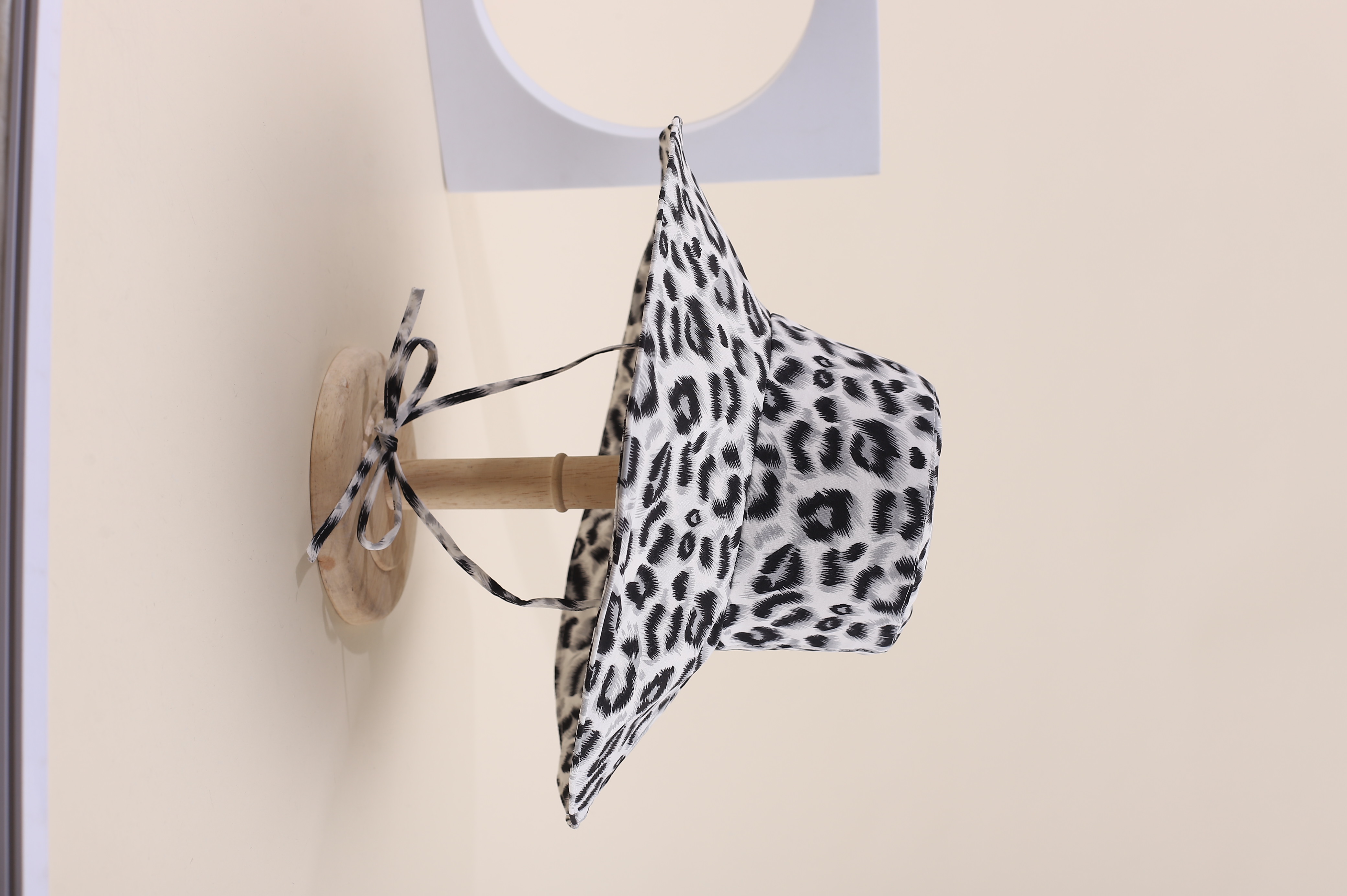 This spring and summer hit Korean-style irregular print leopard print large cap brim is fashionable, classic and versatile. It can make your face look good. It's suitable for outdoor travel, sun protection and a huge photo spot by the seaside. It's a perfect adult cap for women details Picture