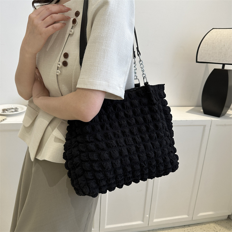 Large-capacity fashionable pleated single-shoulder underarm bag, 2025 new stylish commuter bag, chain hand-held tote bag for women details Picture