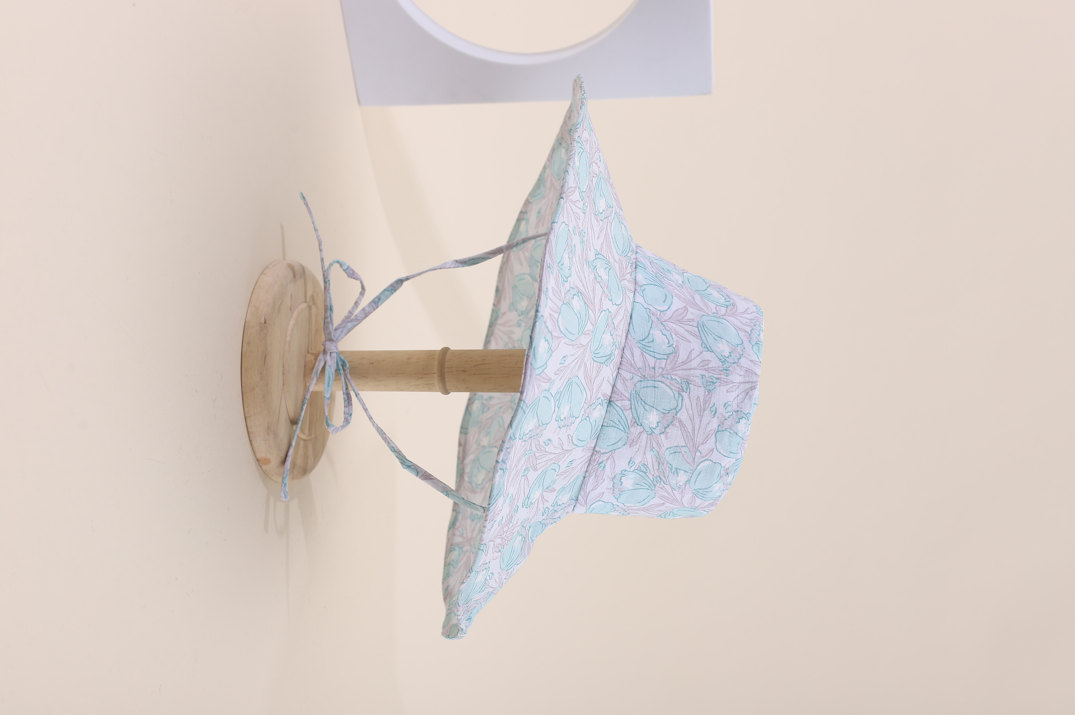 This is a must-have Korean-style cap with irregular printed patterns for spring and summer. It is fashionable, classic, versatile, and can make your face look good. It is suitable for small outdoor trips, sun protection, and taking photos by the seaside. It is also a perfect choice for women and adults Application Scenario