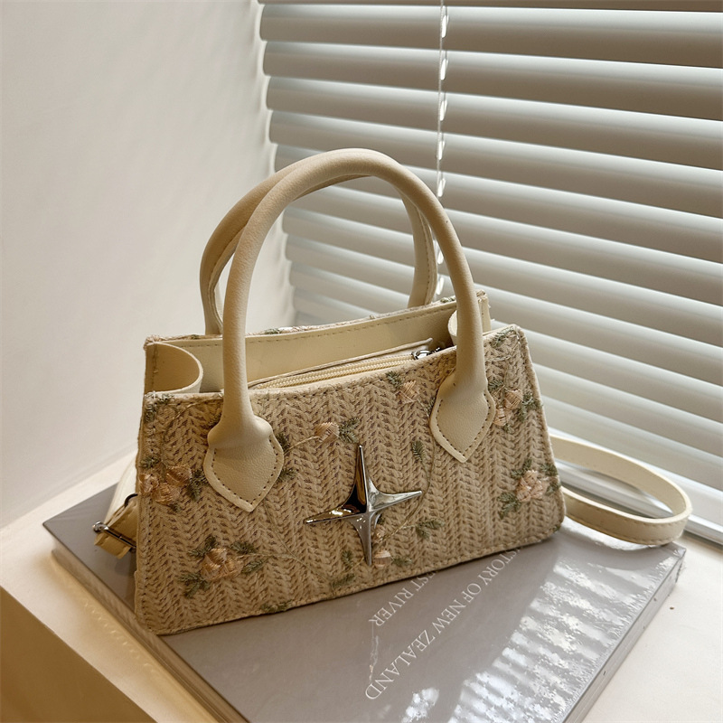 The 2025 new cross-border simple small square bag exudes a sense of fashion and sophistication. Its niche design is versatile and trendy. It's a single-shoulder crossbody bag for women full figure