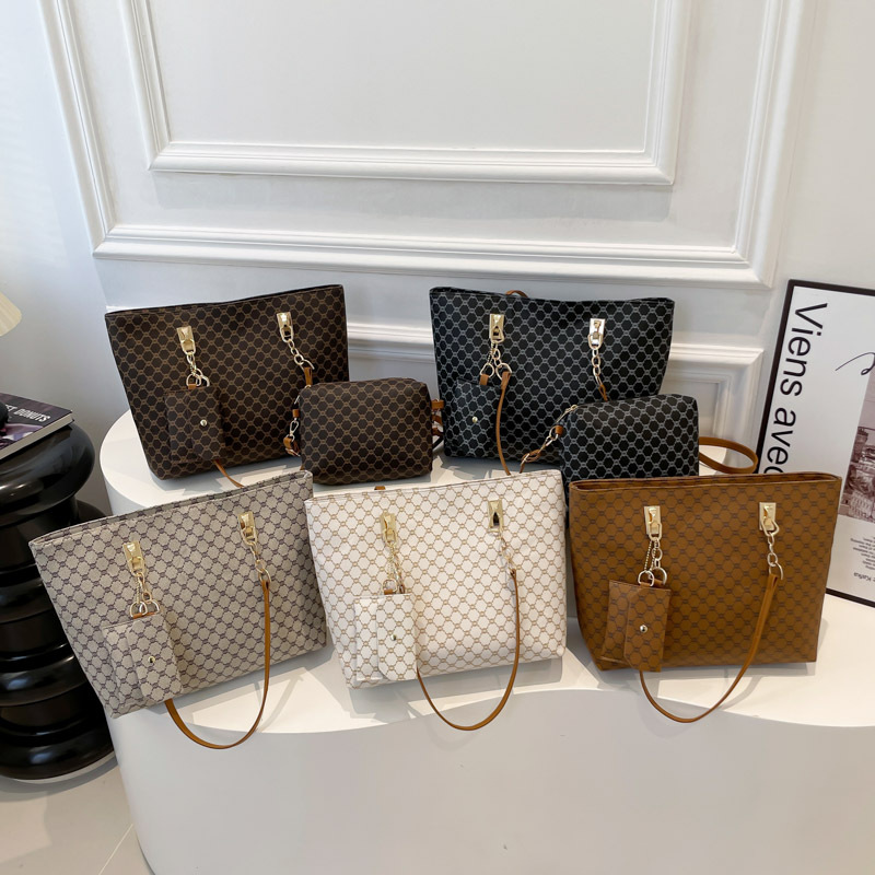 Large-capacity bag, personalized tote bag for women's commuting, 2025 new style, beautiful, niche and trendy single-shoulder bag, high-quality women's bag Application Scenario