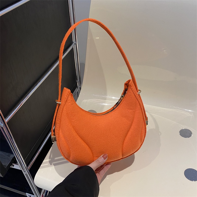 Fashionable solid color embossed underarm baguette bag for women, a new trendy and high-end style, versatile felt dumpling bag full figure