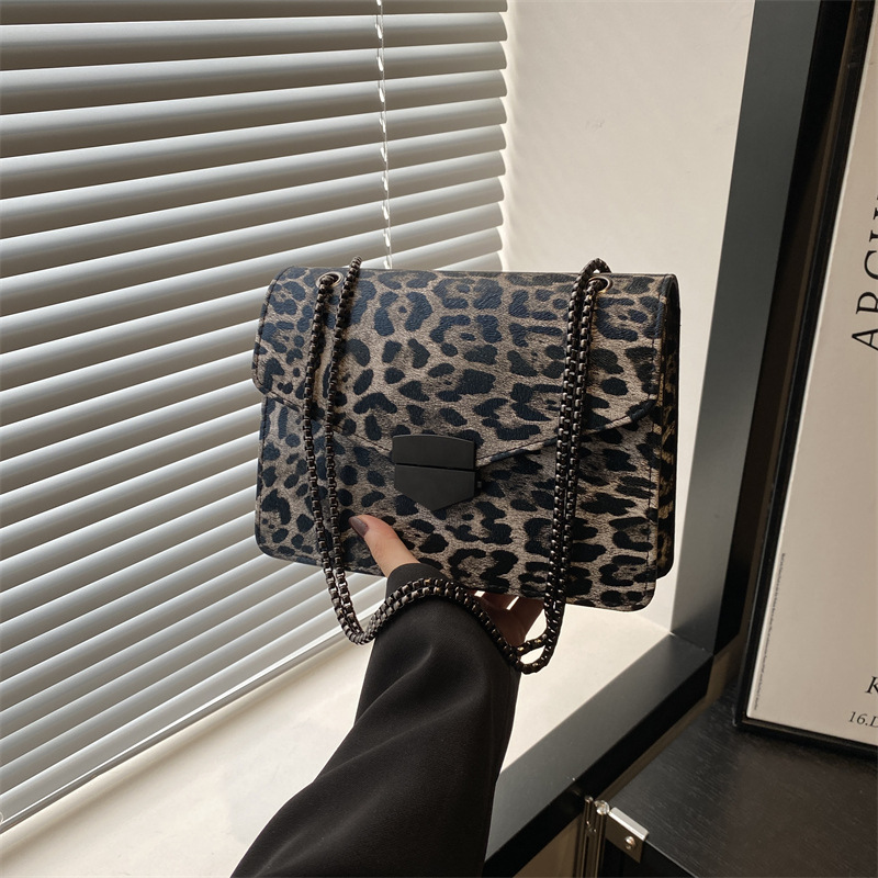 The 2025 new style of fashionable, trendy, textured and shaped small square bag, European and American retro leopard print single-shoulder bag, chain crossbody bag is in vogue full figure