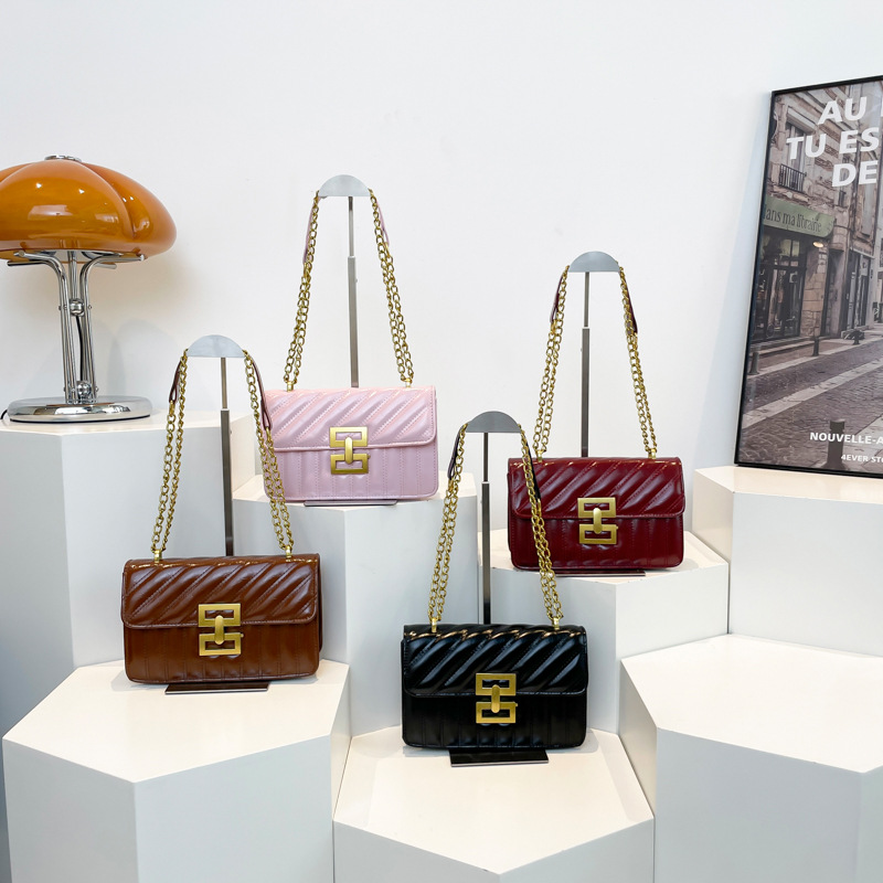 Niche design crossbody bag, chain small bag, women's 2025 new stylish single-shoulder bag, commuting embroidered small square bag Application Scenario