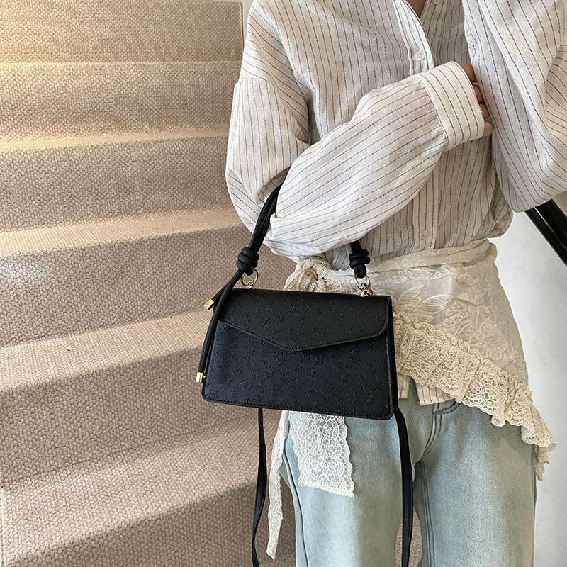 A new spring 2025 niche design bag, a fashionable and high-quality crossbody retro small square bag with simple embossed patterns details Picture