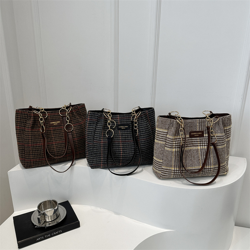 2025 Checkered large-capacity casual single-shoulder bag, simple and artistic, with a sense of design for class commuting and a unique underarm tote bag Application Scenario