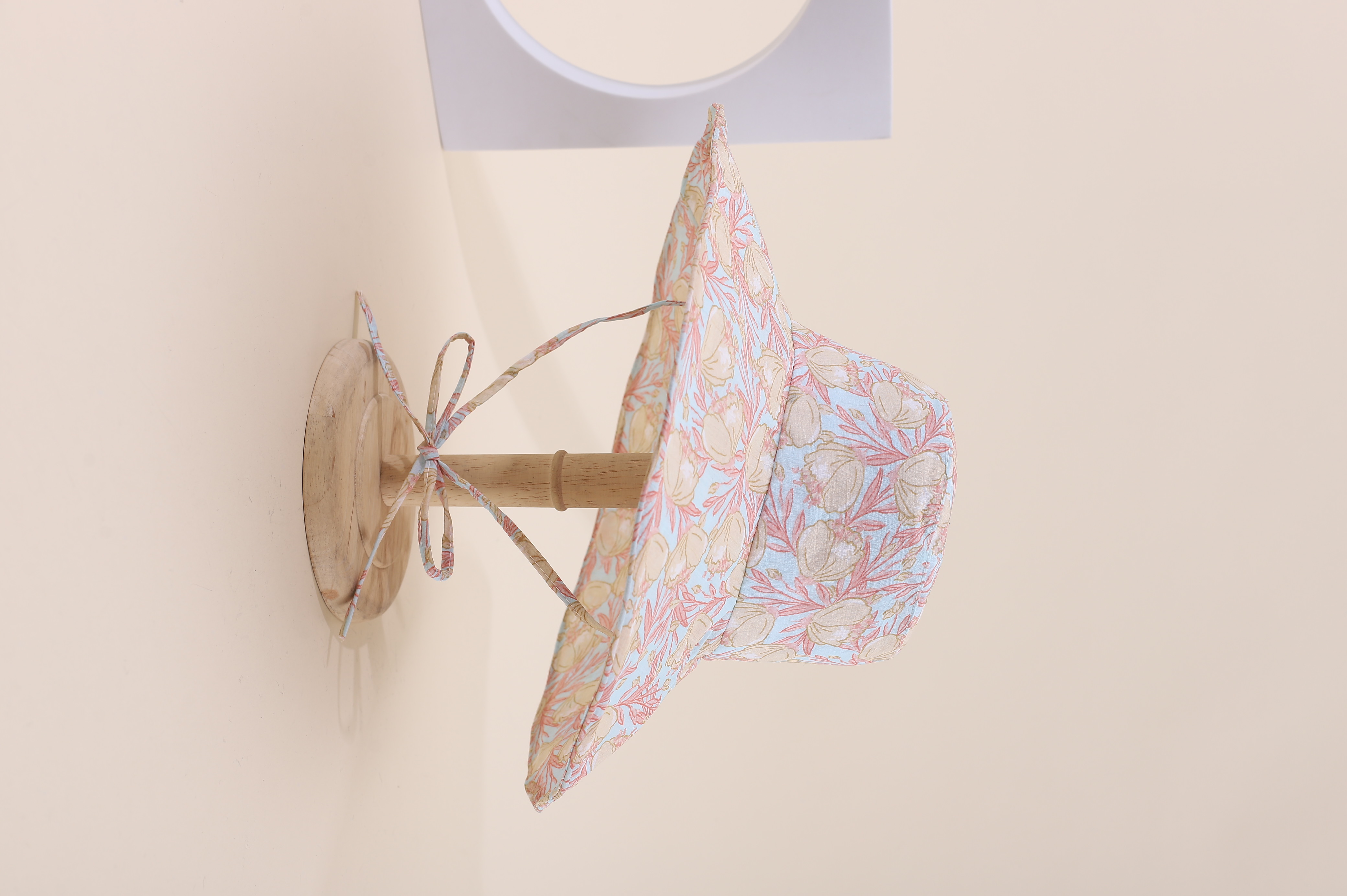 This is a must-have Korean-style cap with irregular printed patterns for spring and summer. It is fashionable, classic, versatile, and can make your face look good. It is suitable for small outdoor trips, sun protection, and taking photos by the seaside. It is also a perfect choice for women and adults Specification drawing