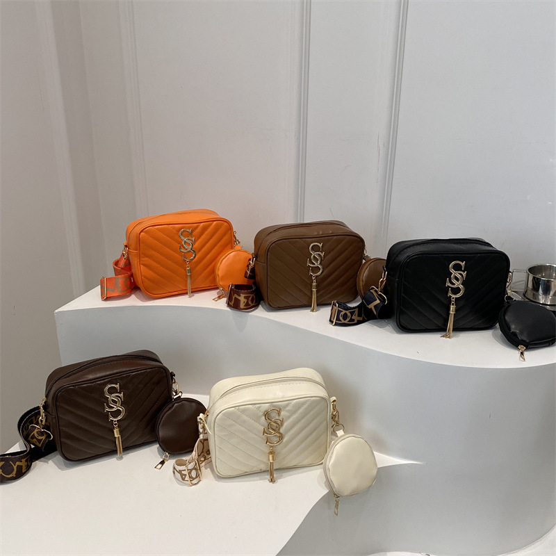 Stylish Korean-style wide shoulder strap single-shoulder bag for women, Spring 2025, niche design camera bag, ins crossbody bag, small square bag Application Scenario