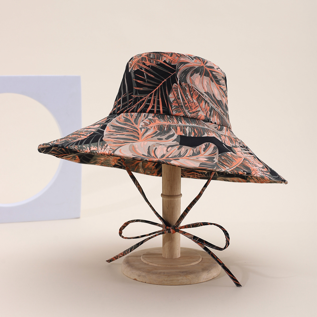 This spring and summer hit Korean-style large leaf irregular print leopard print hat brim is fashionable, classic and versatile. It can make you look good on your face. It's suitable for small outdoor trips, sun protection, and taking photos by the seaside. This adult hat for women comes with a windproof rope Item Picture