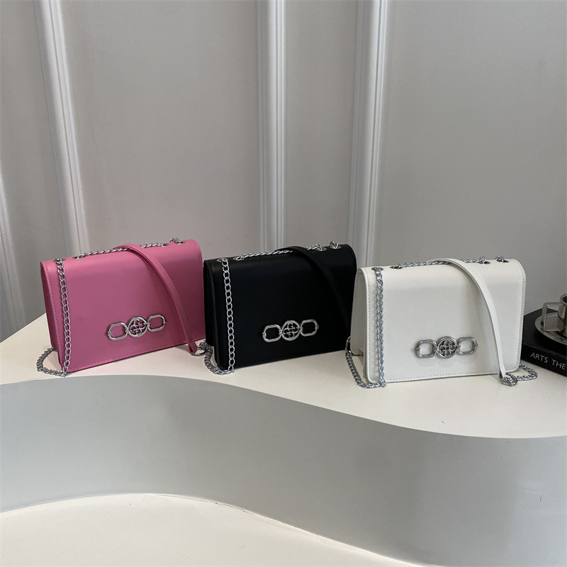 A stylish and simple small square bag for spring 2025, a niche French solid color retro fashion trend single-shoulder crossbody bag Application Scenario