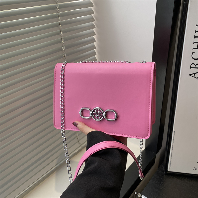 A stylish and simple small square bag for spring 2025, a niche French solid color retro fashion trend single-shoulder crossbody bag full figure
