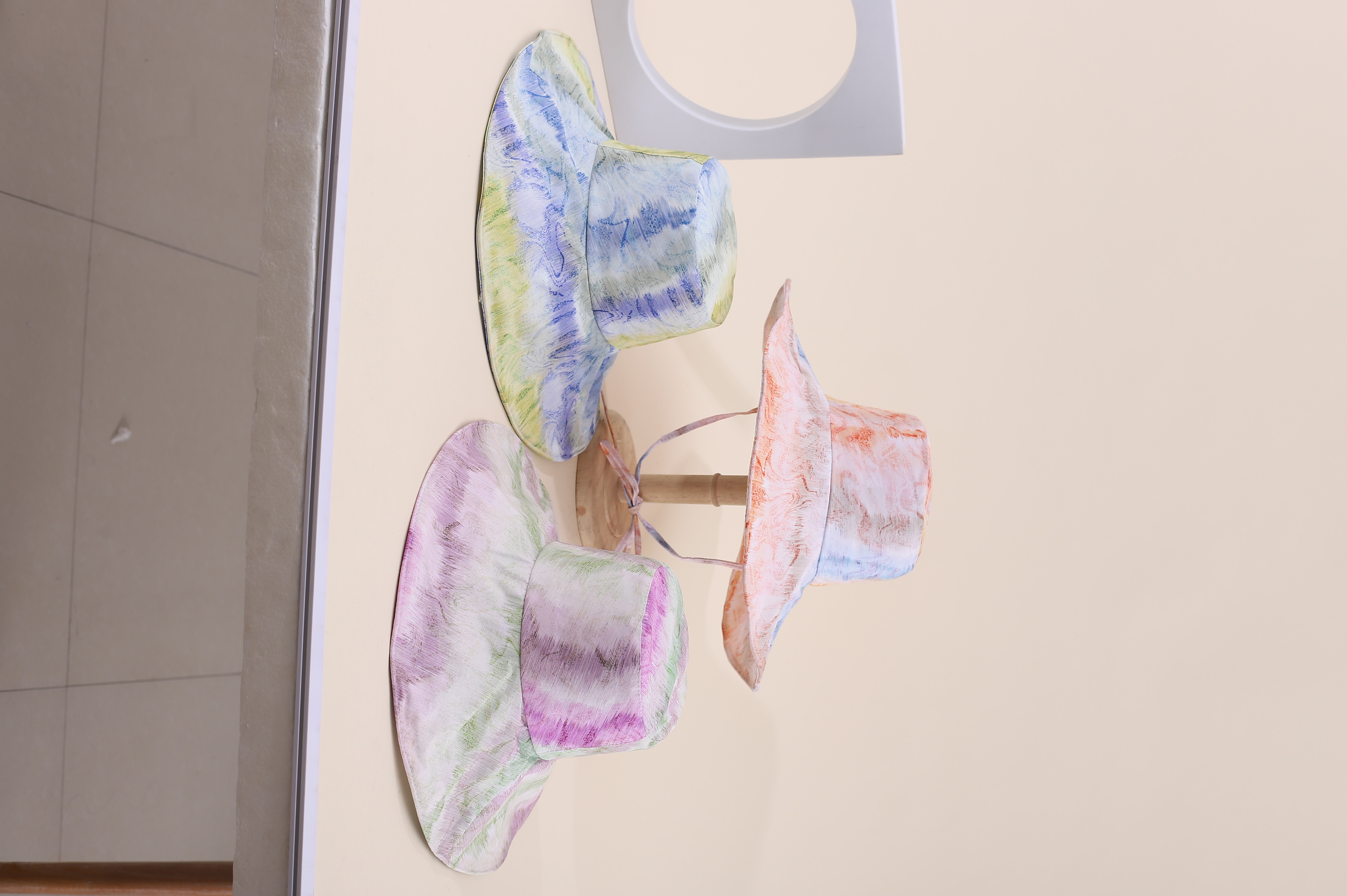 This is a must-have Korean-style irregular printed tie-dyed cap with a stylish, classic and versatile brim that can enhance your facial appearance. It's suitable for both outdoor travel, sun protection and beach photography. It's an adult cap for women full figure