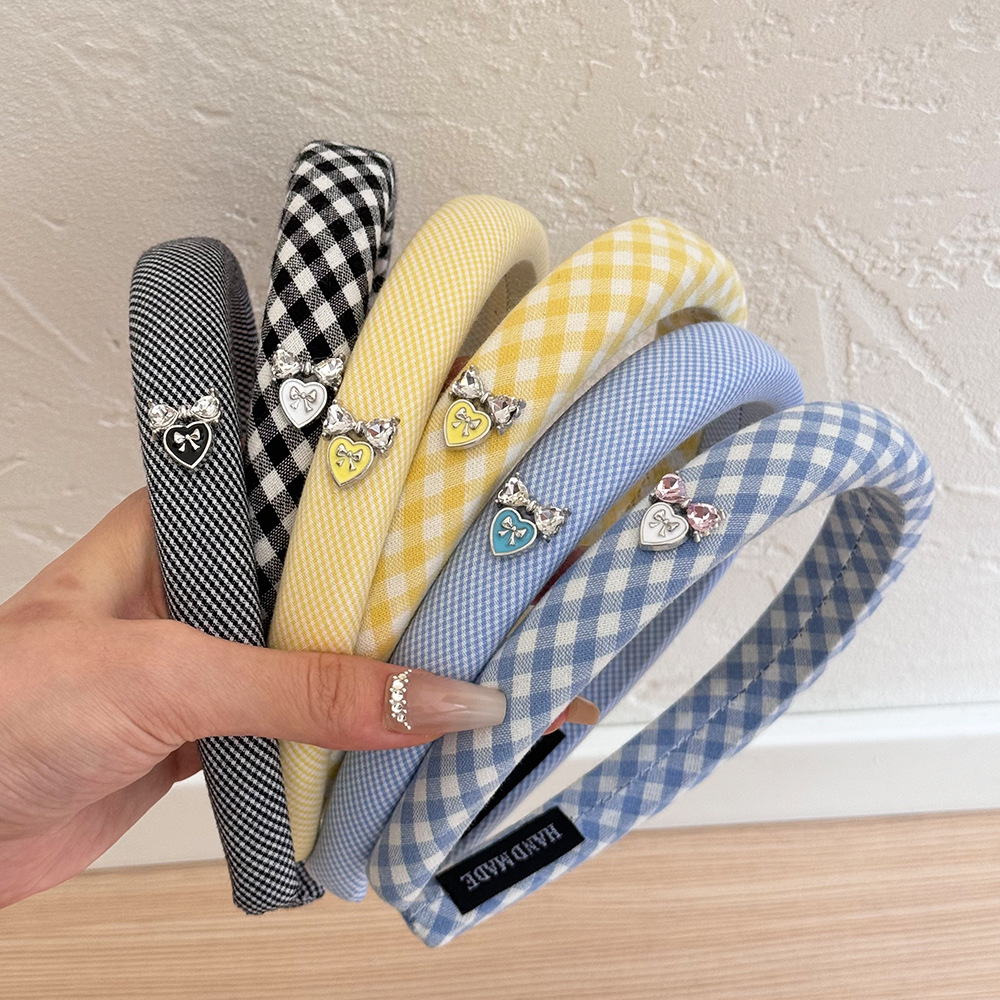 The high head top check pattern series of fresh and sweet heart-shaped hair bands are fashionable and versatile for daily commutes with bow designs full figure