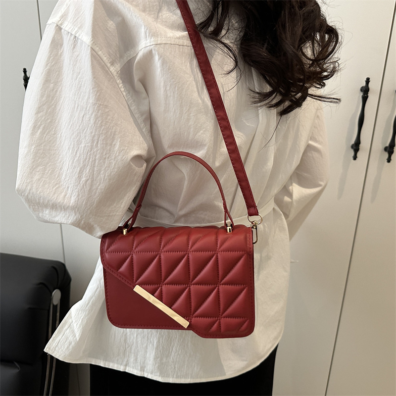 The Fashion commuting bag 2025, a single-shoulder crossbody bag with a high-quality feel, is a popular hand-held small square bag this year. It's a simple and versatile bag for women details Picture