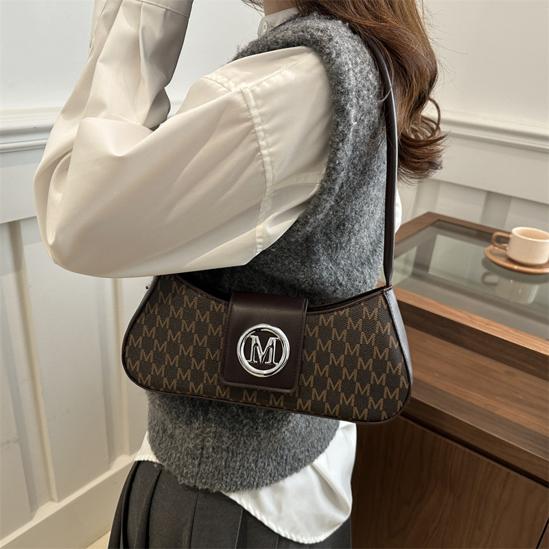 A new 2025 stylish and artistic underarm bag for women, a unique and simple square bag with letter prints and a high-quality single-shoulder bag Specification drawing