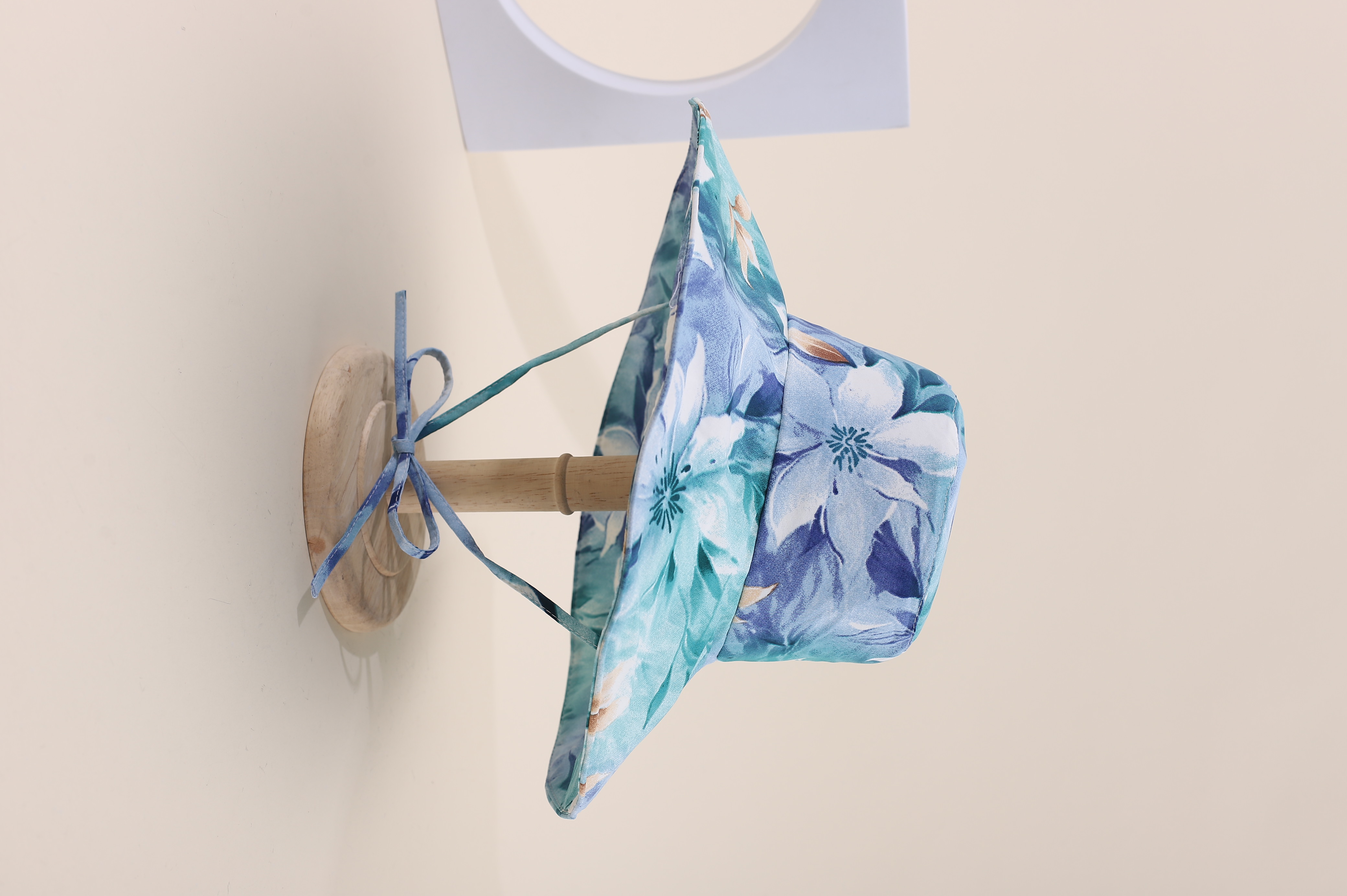 This is a popular Korean-style large-flowered, irregular cap with a big brim in spring and summer. It is fashionable, classic, versatile, and can make your face look good. It is suitable for small outdoor trips, sun protection, and taking photos by the seaside. It is also a perfect choice for women and adults Specification drawing