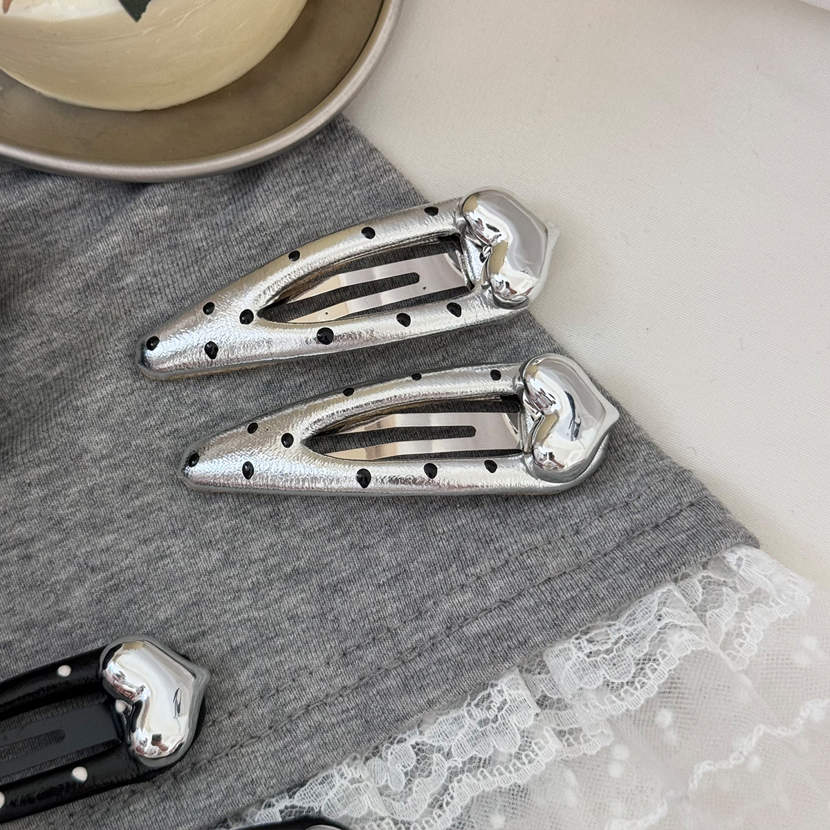 Summer cool style, the same as the Korean blogger's light luxury leather polka dot heart-shaped hair clip side bangs hair accessory Application Scenario