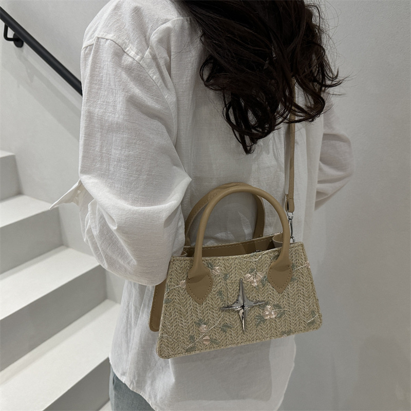 The 2025 new cross-border simple small square bag exudes a sense of fashion and sophistication. Its niche design is versatile and trendy. It's a single-shoulder crossbody bag for women Specification drawing